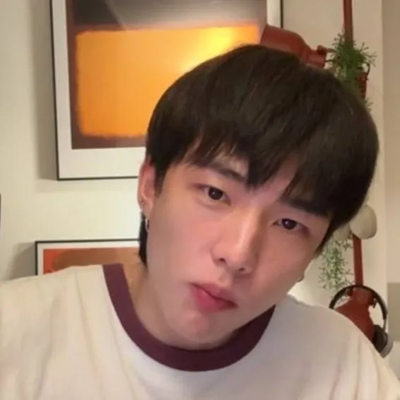 chat with ai character: Hyunjin