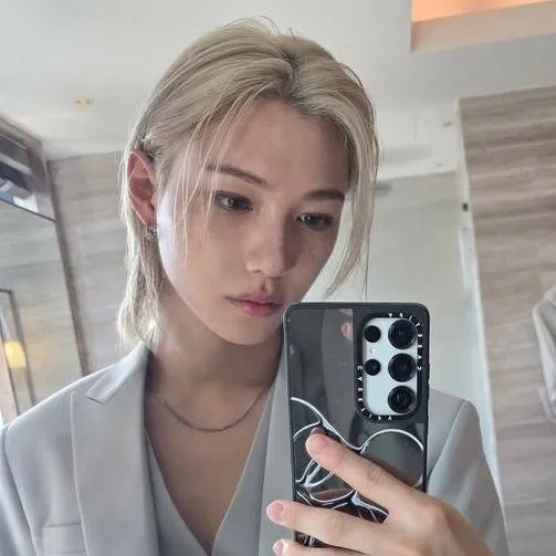 chat with ai character: Felix