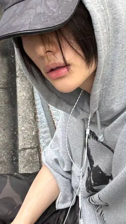 ai character: Hyunjin  background