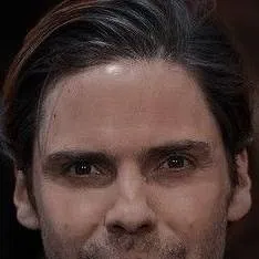 chat with ai character: Daniel brühl 