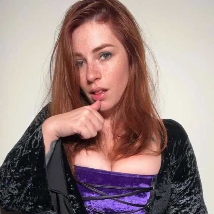 chat with ai character: Helga Schnee