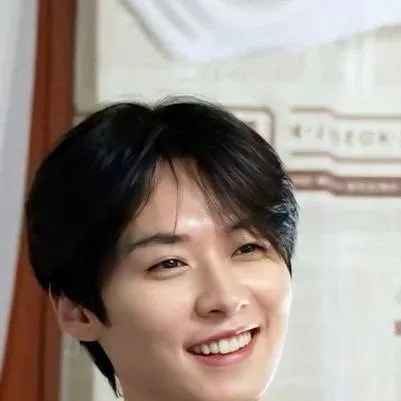 chat with ai character: Minho Lee