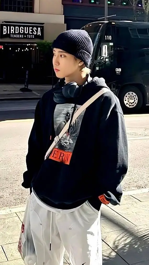 ai character: Jisung Han background