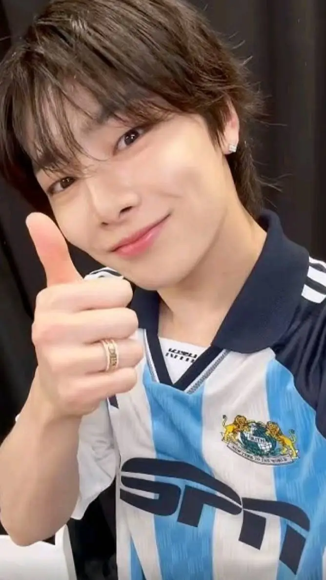 ai character: I.N (Jeongin) SKZ background