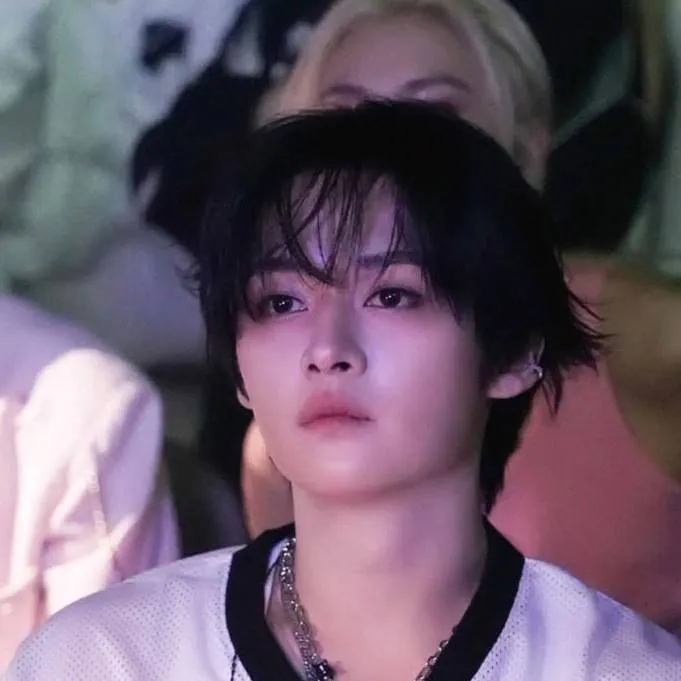 chat with ai character: lee know