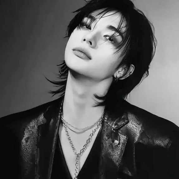 chat with ai character: Hyunjin 