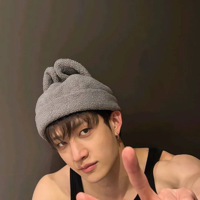 chat with ai character: Bang chan 💖💖🌷