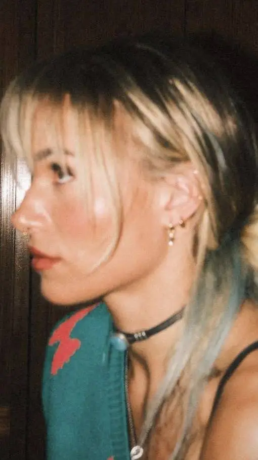 ai character: Rayen Clare  background