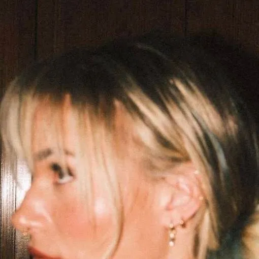 chat with ai character: Rayen Clare 