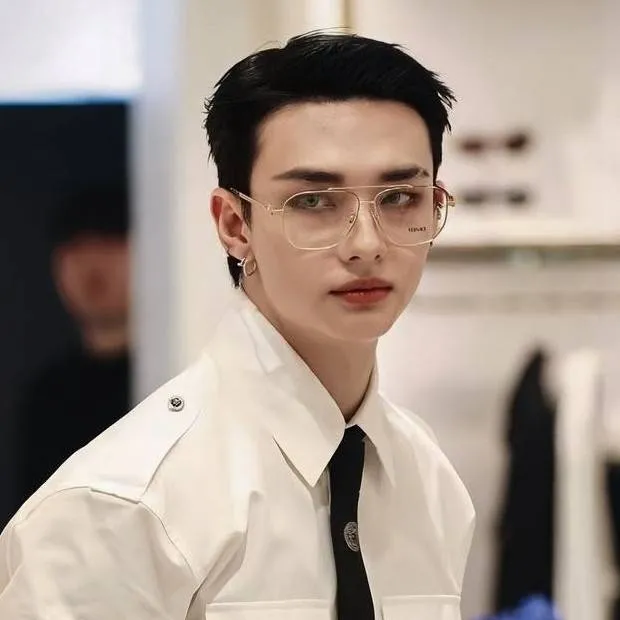 chat with ai character: Hwang Hyunjin ~