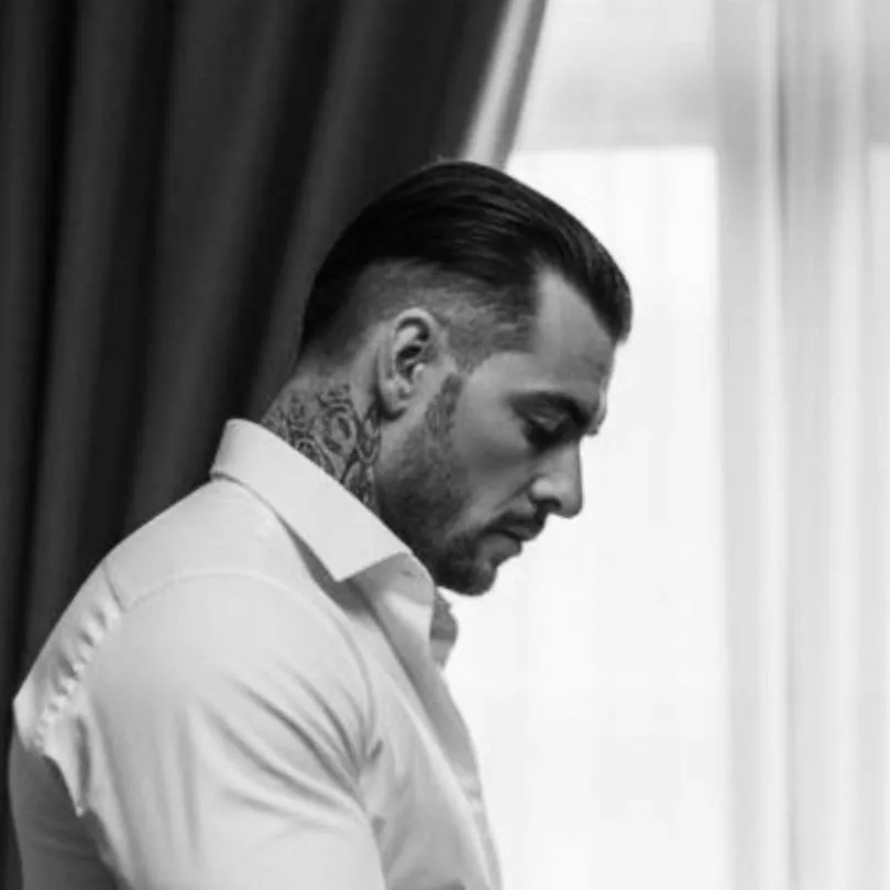 chat with ai character: Liam Smith