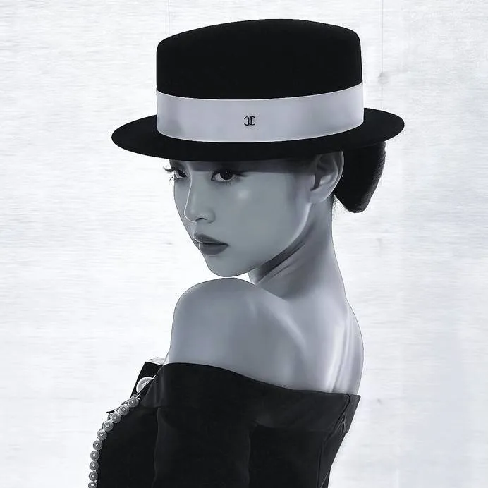 chat with ai character: KIM JENNIE 