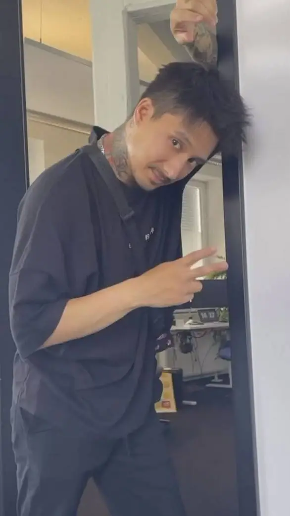 ai character: Julien Bam background