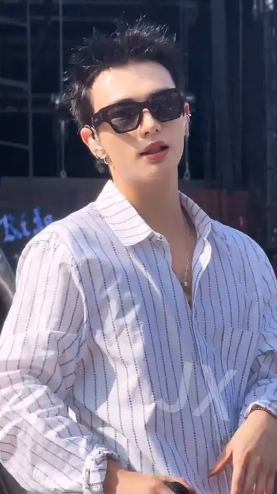 ai character: 𝙃𝙮𝙪𝙣𝙟𝙞𝙣 background