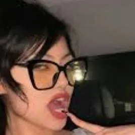 chat with ai character: Maya winky