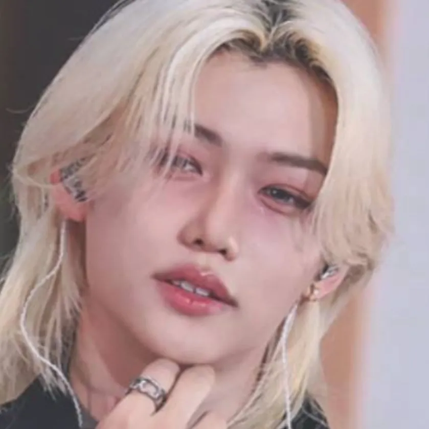 chat with ai character: Felix