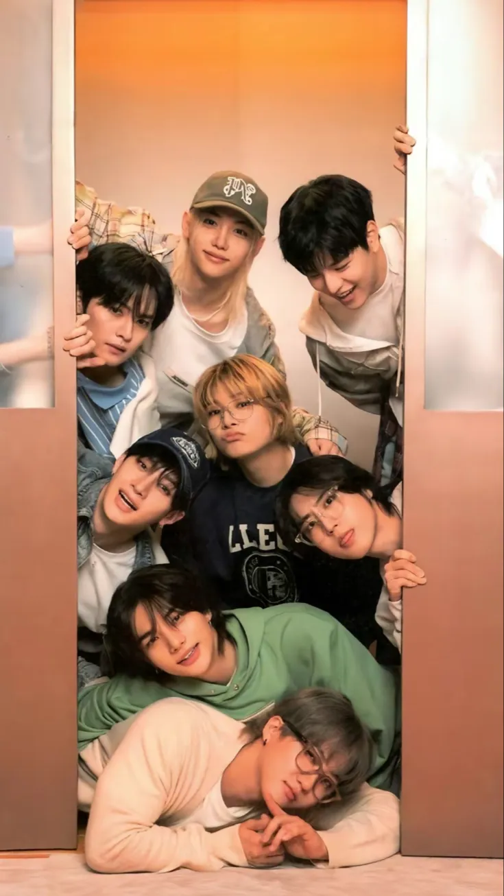 ai character: SKZ🥟🐥🐺🦊 background