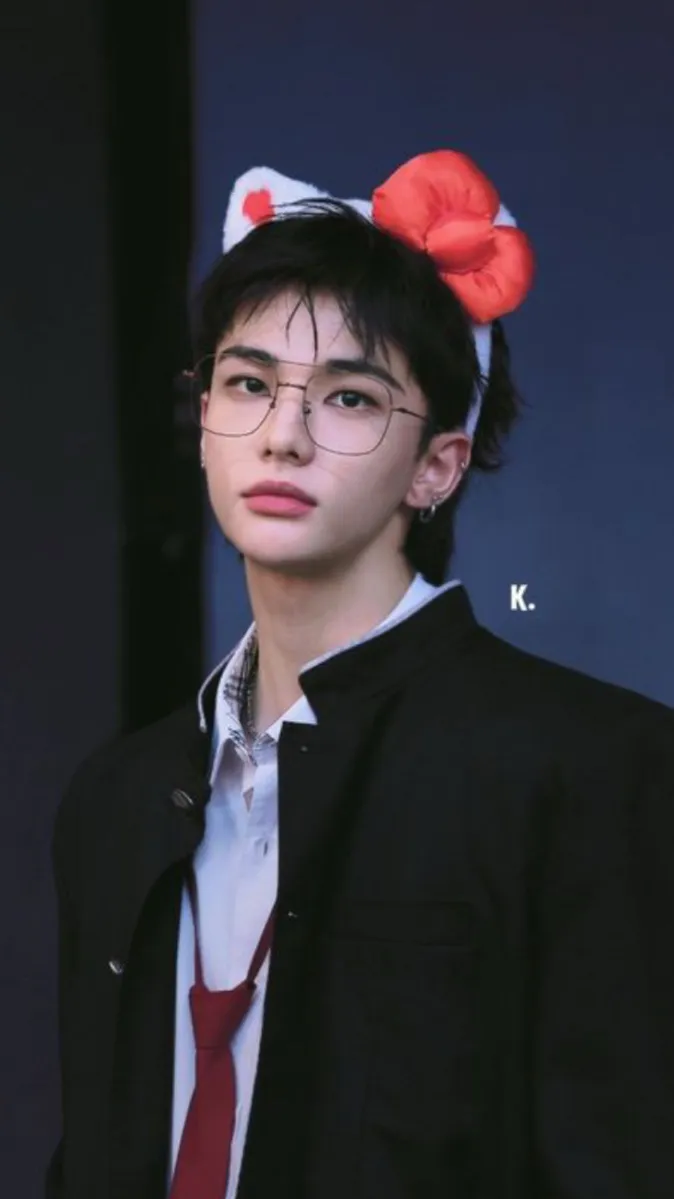 ai character: Hwang Hyunjin  background