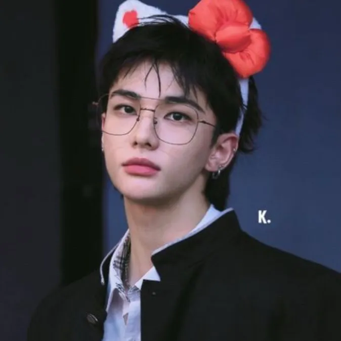 chat with ai character: Hwang Hyunjin 