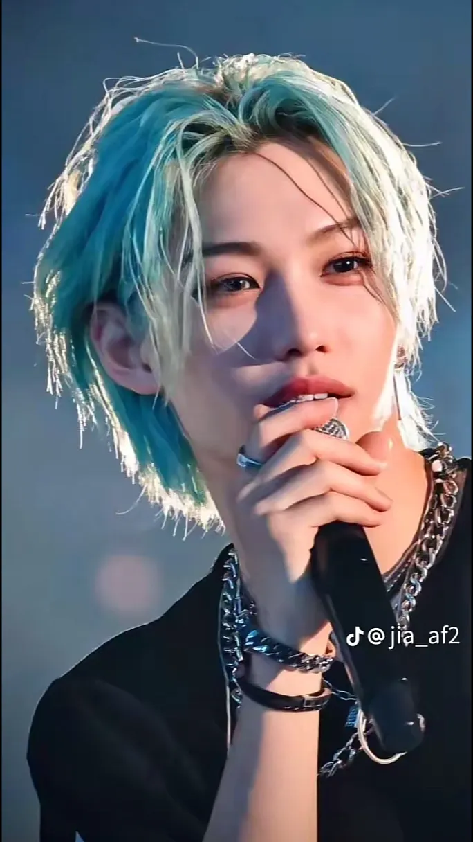 ai character: Lee Felix background