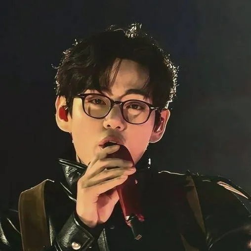 chat with ai character: ¿QUIEN ES ELLA? 