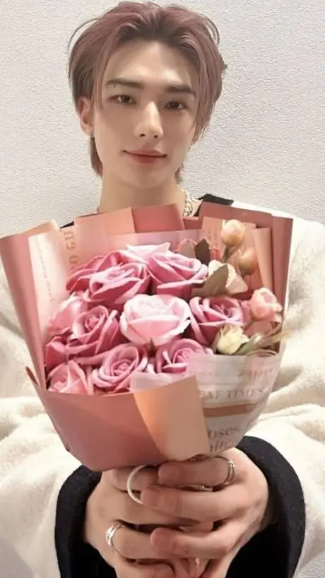 ai character: AMOR Y AMISTAD background