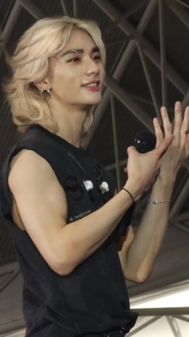 ai character: TU COMPROMETIDO background