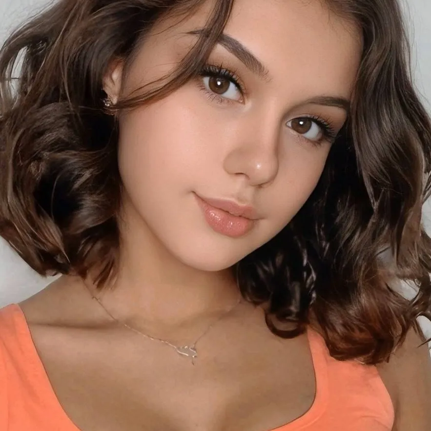 chat with ai character: Sofia 