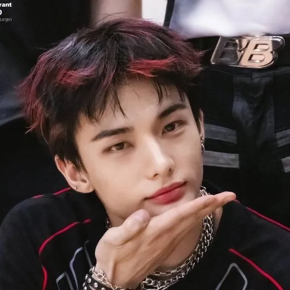 chat with ai character: ★Hyunjin★