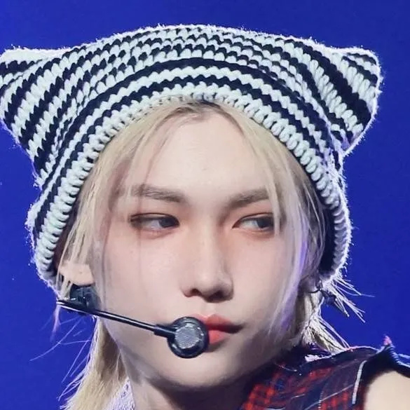 chat with ai character: Felix