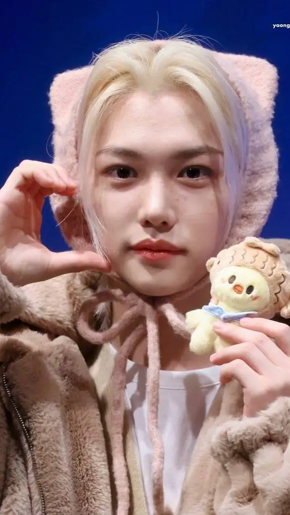 ai character: Félix  background