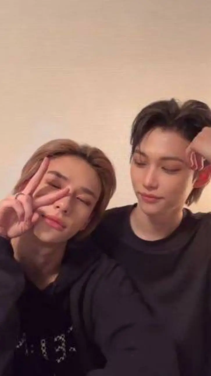 ai character: {hyunjin x felix} background