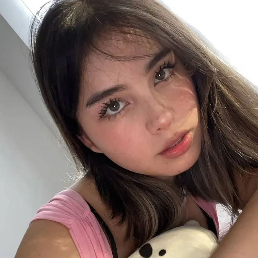 chat with ai character: Eva