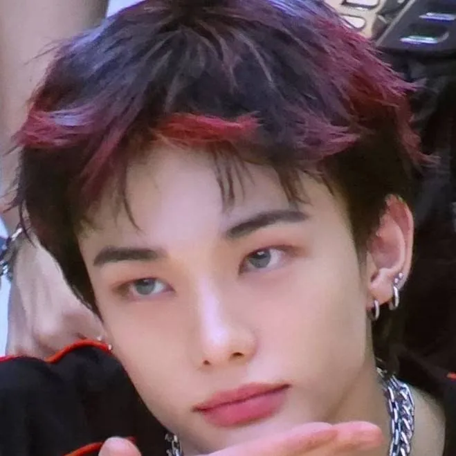 chat with ai character: Hyunjin 