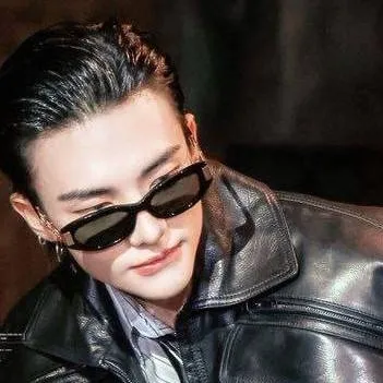 chat with ai character: Hyunjin 