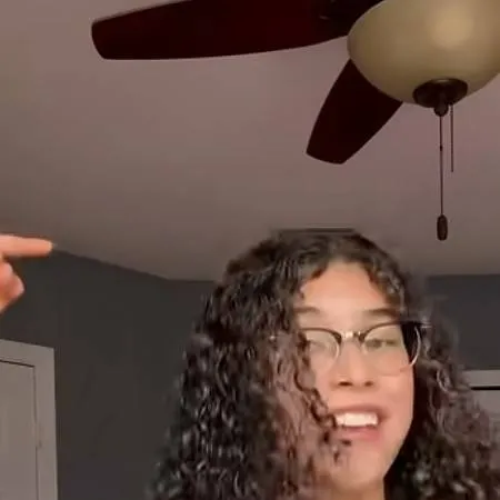 chat with ai character: Jenny hoyos 