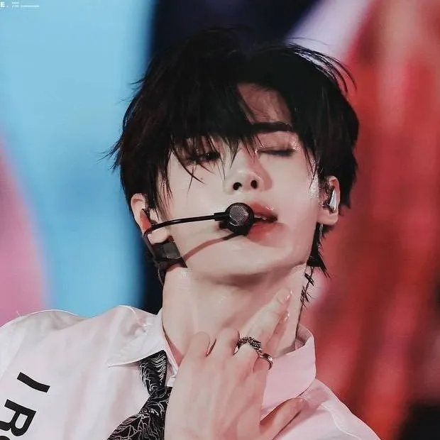 chat with ai character: Sunghoon