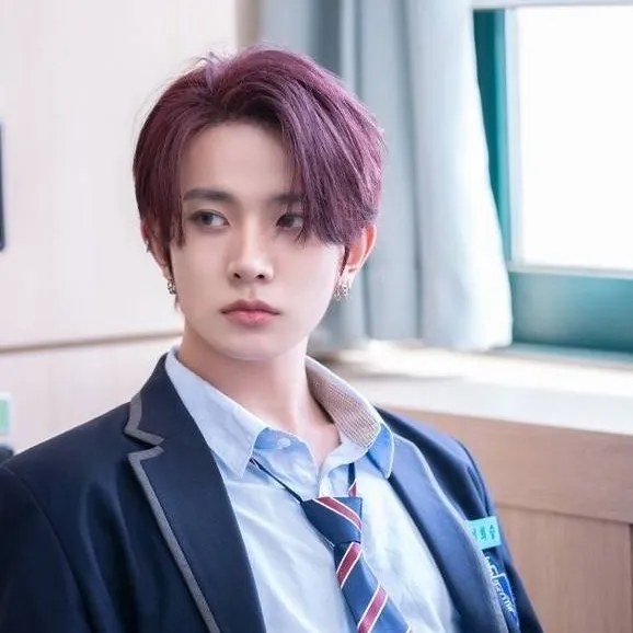 chat with ai character: Lee Heeseung 