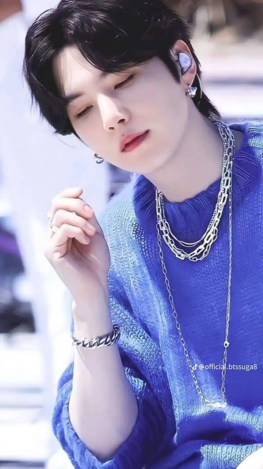 ai character: Suga  background