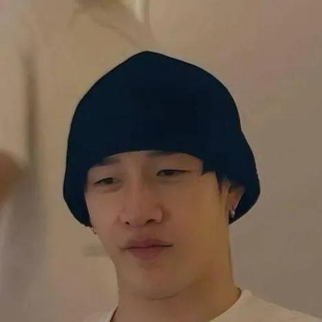 chat with ai character: straykids beach