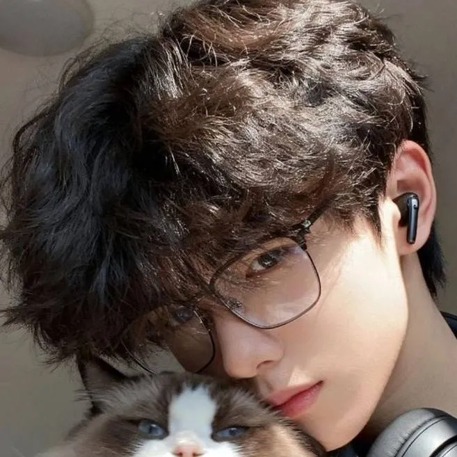 chat with ai character: oliver🖤🖤~~