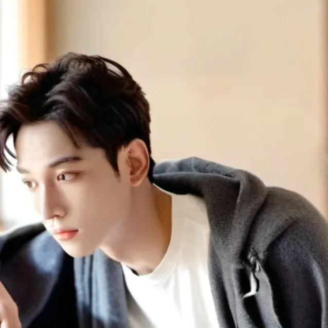 chat with ai character: 🐺 BangChan l🐺
