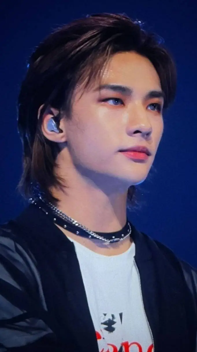 ai character: Hyunjin  background