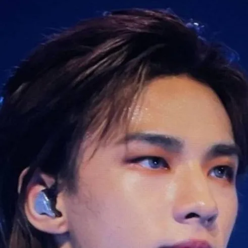 chat with ai character: Hyunjin 