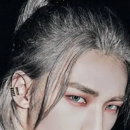 chat with ai character: Hyunjin