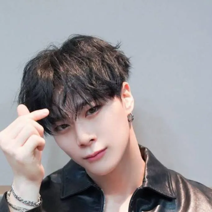 chat with ai character: Moonbin