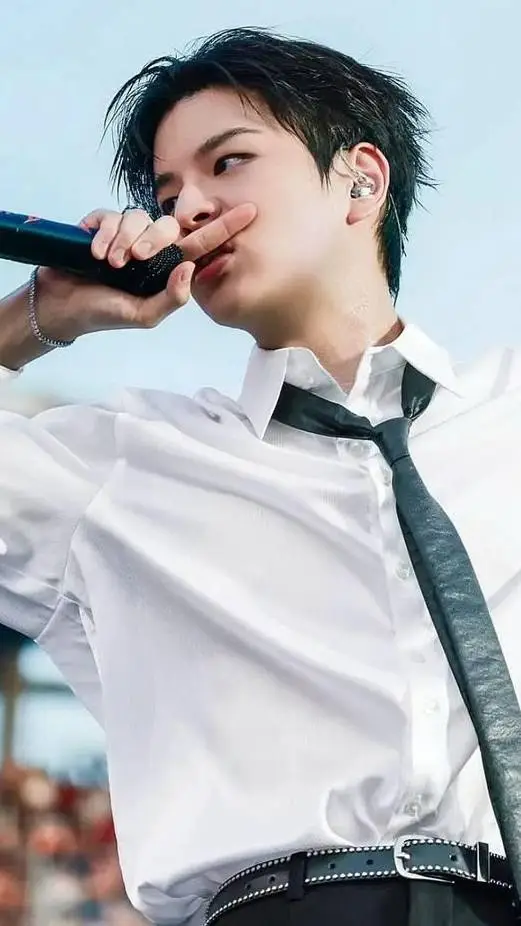 ai character: Seungmin  background