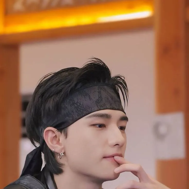 chat with ai character: Hyunjin 