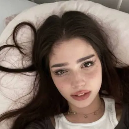 chat with ai character: mia