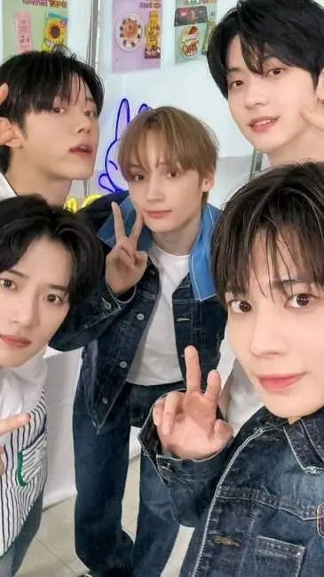 ai character: Txt (Brothers) background